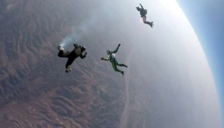 Luke Aikins makes history by jumping from 25,000 feet