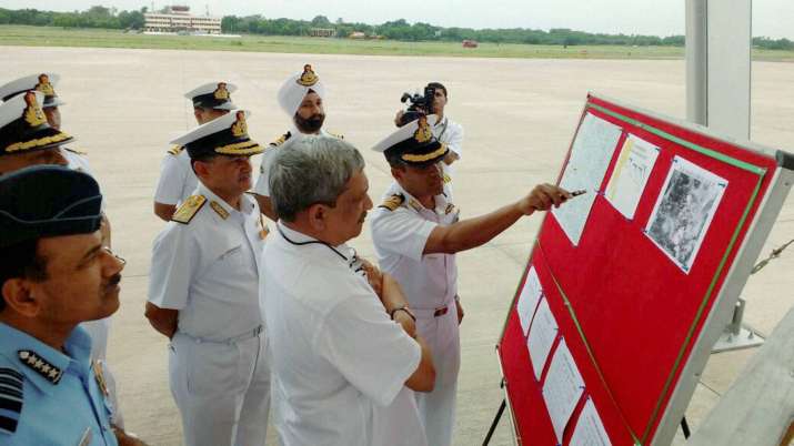 Manohar Parrikar being briefed on the search operations of