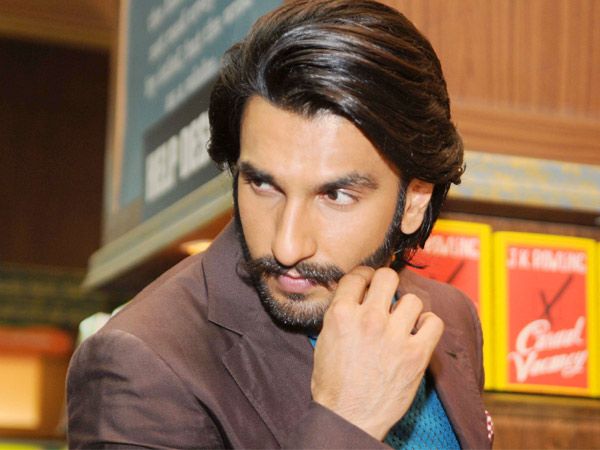 Ranveer goes down on his knee to present flower to this Bollywood