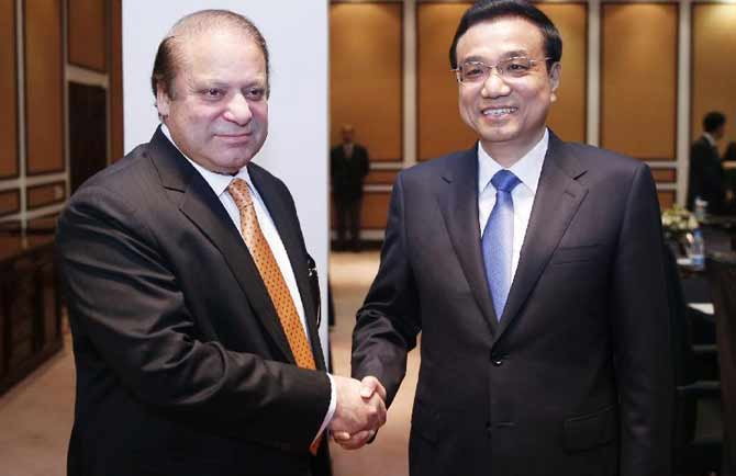 Nawaz Sharif with Premier Li Keqiang of the State Council