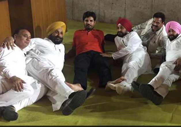 Protesting Punjab Congress MLAs