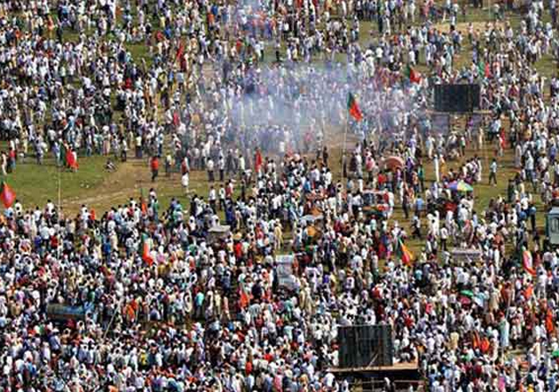 File pic - Crowd at Gandhi Maidan where serial blasts left