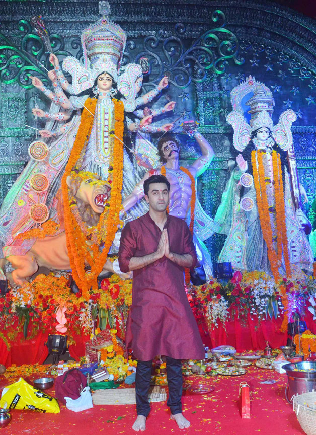 Ranbir Kapoor celebrates Durga Puja with best friend Ayan Mukerji (see