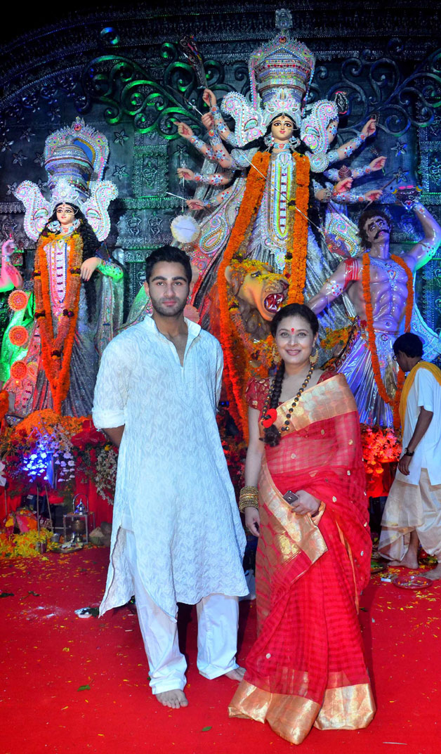 Ranbir Kapoor celebrates Durga Puja with best friend Ayan Mukerji (see