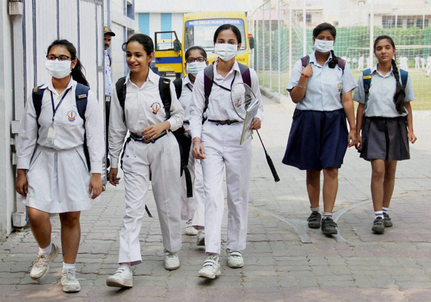 School girls wear anti-air pollution mask as pollution