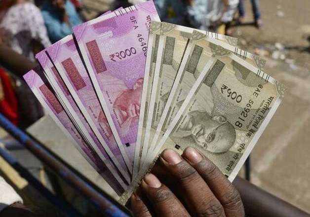 Cisf Detects Rs 53 78 Lakh Cash In New Currency With Nigerian - 