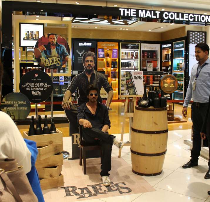 You Could Bump Into Raees Srk At Mumbai Duty Free Shop At Airport Bollywood News India Tv