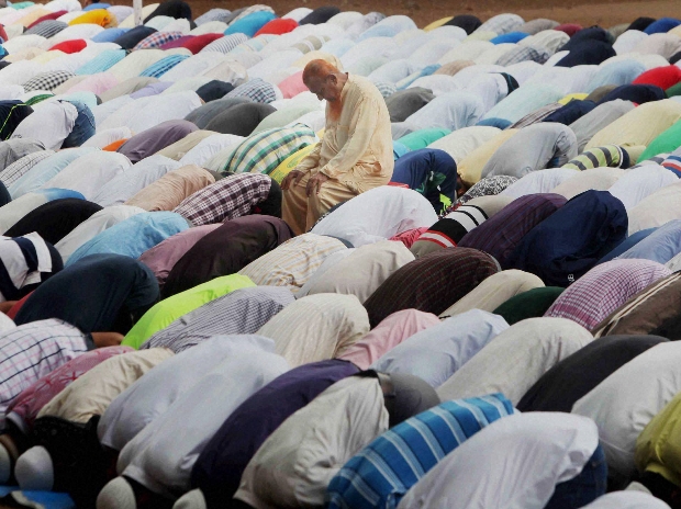 Punctuality to offer prayers will determine salary of court