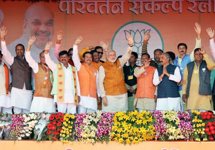 Modi with othes BJP leaders waves at crowd at an election