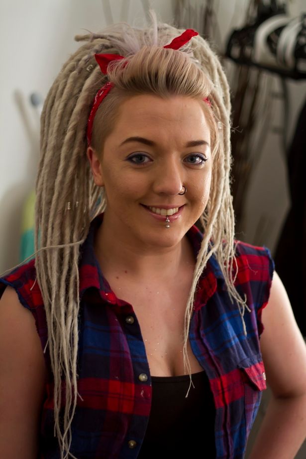 Beautiful Woman Thinks She s Ugly Takes 100 Selfies Before Stepping 