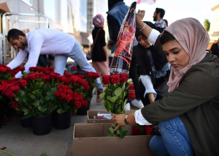 British Muslims hand out 3,000 roses at London Bridge after