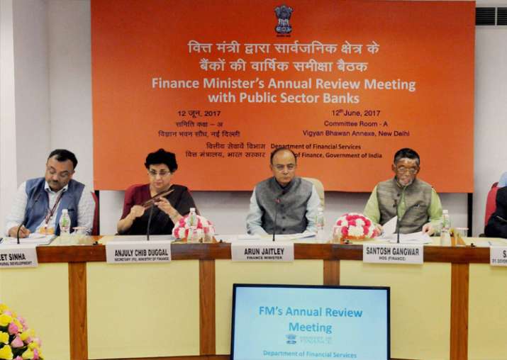 Arun Jaitley chairing the Meeting of the CMDs/CEOs of