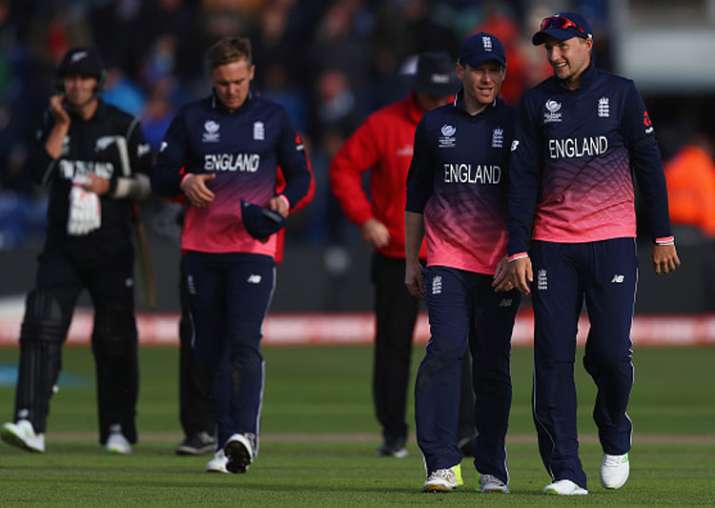 Eoin Morgan speaks to Joe Root during England's match vs