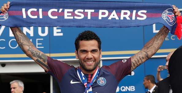 Soccer News Dani Alves Signs A 2 Year Contract With Psg Latest Breaking News Today Soccer News India Tv