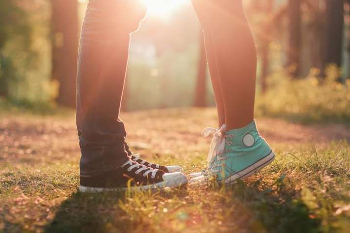 Humans are hardwired to lean to the right while kissing:
