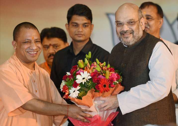 Amit Shah bieing welcomed by CM Yogi Aditiyanath at the