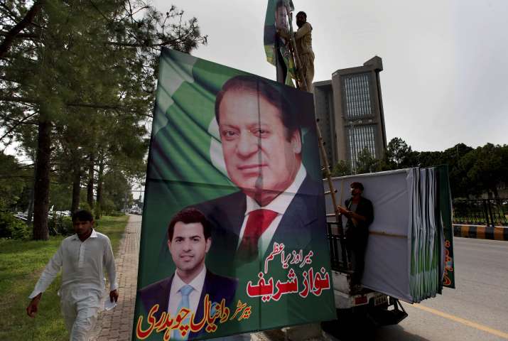 Ignoring warnings, Nawaz Sharif takes road to Lahore in