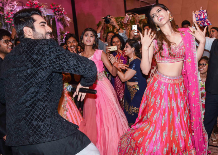 Kriti Sanon And Ayushmann Khurrana Gatecrash A Local Marriage Ceremony India Tv