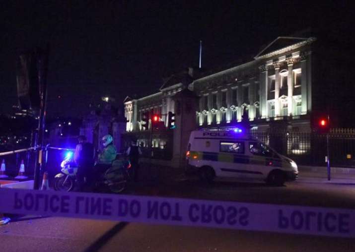 Sword-wielding man attacks police outside Buckingham