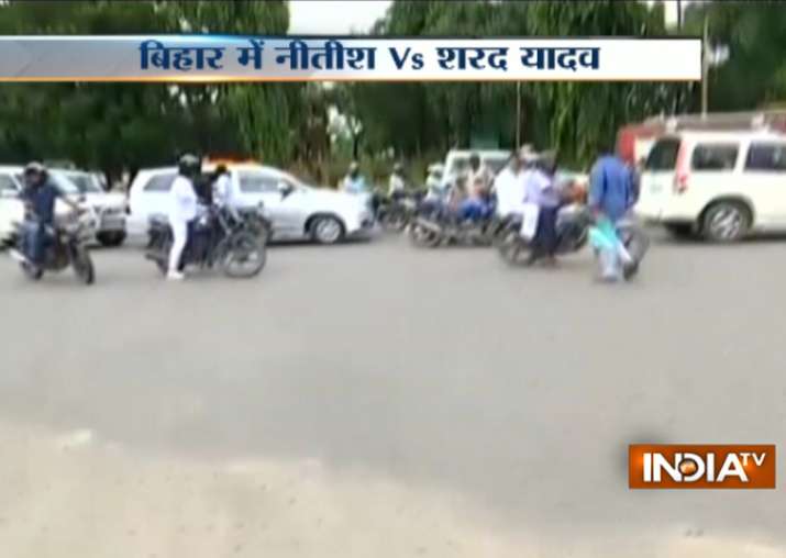 Nitish Kumar, Sharad Yadav supporters clash outside CM's