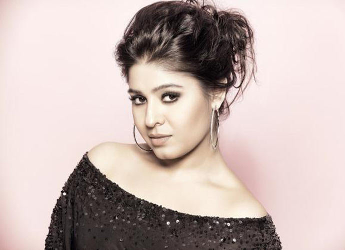 Happy Birthday Sunidhi Chauhan Here Are 5 Popular Songs Of The Talented Singer Bollywood News India Tv