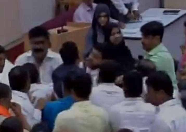 Scuffle in Aurangabad civic body over Vande Mataram