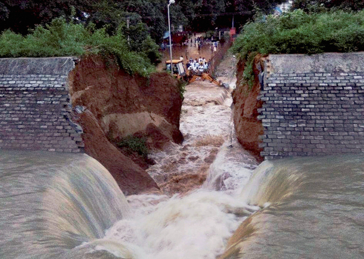 Sharad Yadav, Lalu attack Nitish over canal collapse in