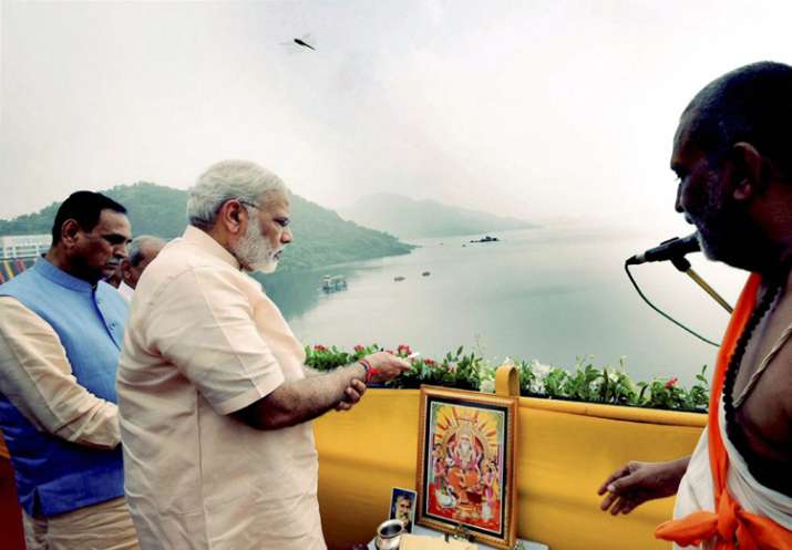 PM offers prayers to Narmada River during inauguration of