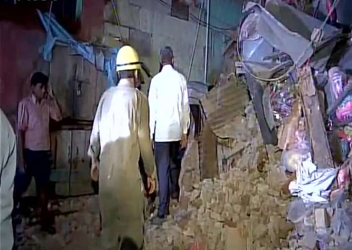 Three-storey building collapses in Sadar Bazar, no