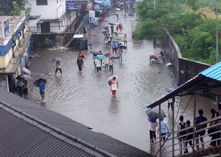 Rain batters Mumbai, 108 flights cancelled
