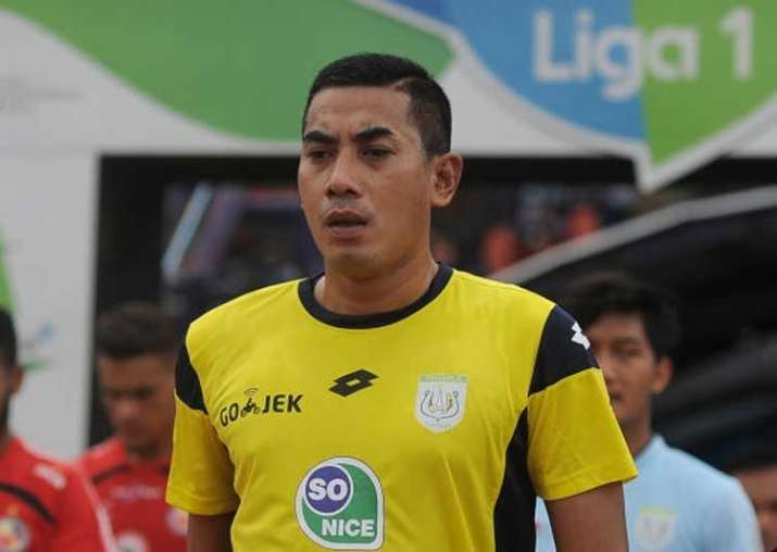 Veteran Indonesian goalkeeper dies after collision in league game ...