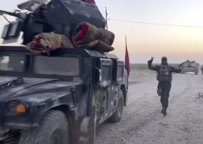 Iraqi soldiers in the Qatash area towards Kirkuk gas plant,