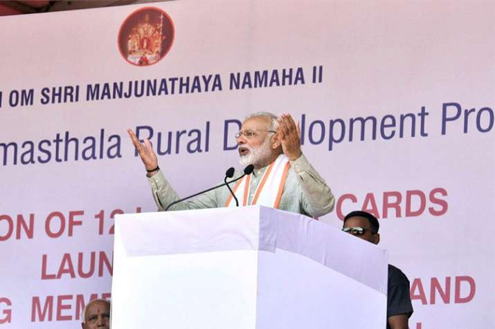 Modi in Gujarat: Which 'hand' reduced Re 1 of govt money to