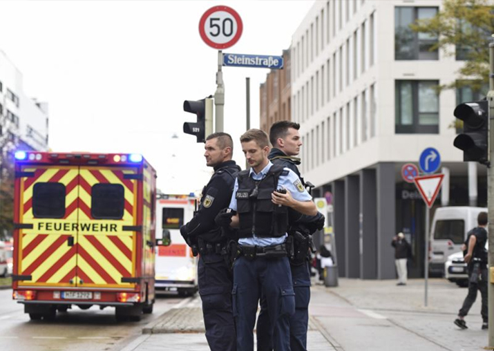 Man with knife attacks 4 people in Munich; arrest made