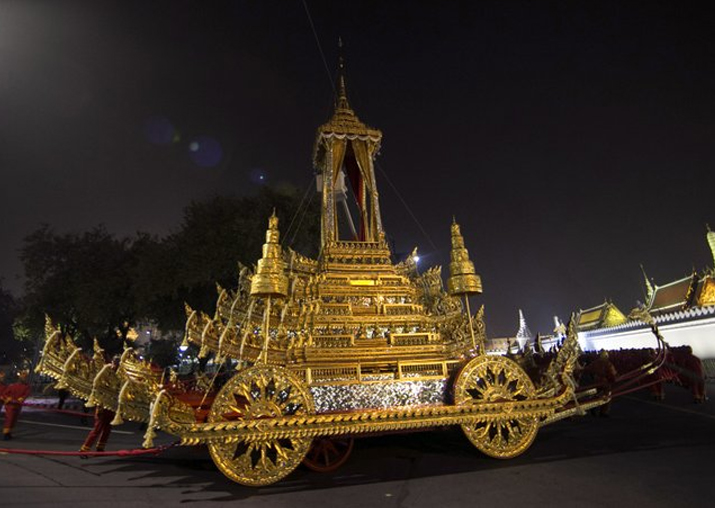 The royal officials pull to the royal chariot used to carry