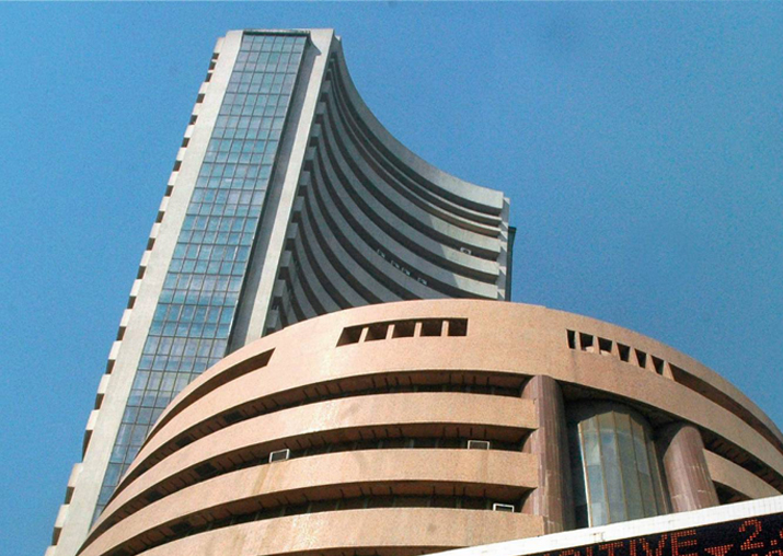 Sensex scales fresh high to close at 33,685; Nifty stays