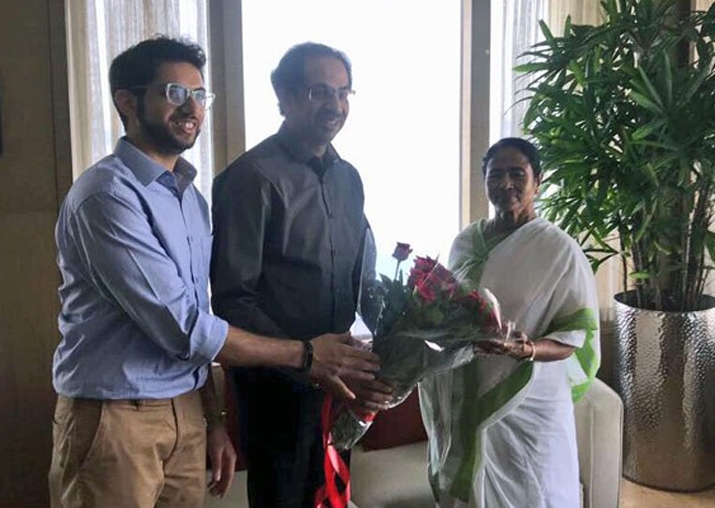 Uddhav Thackeray calls on Mamata Banerjee, fuels
