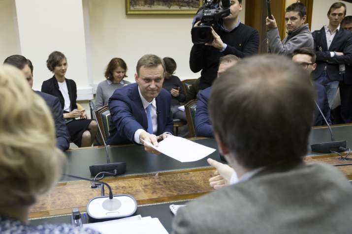 Russian officials bar Navalny from running for president