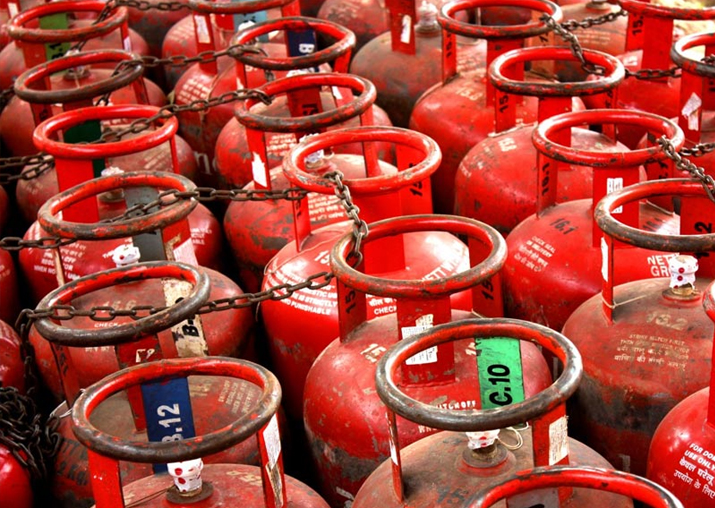 After Rs 76.5/cylinder hike, oil companies skip LPG price