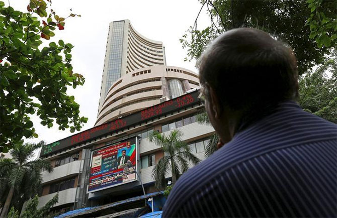 Sensex, Nifty extend losses as RBI maintains key lending
