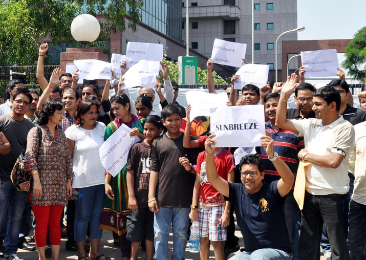 Buyers of Unitech protest against builder of Unitech for