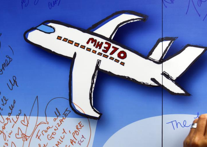 Search for missing Malaysia Airlines flight MH370 resumes