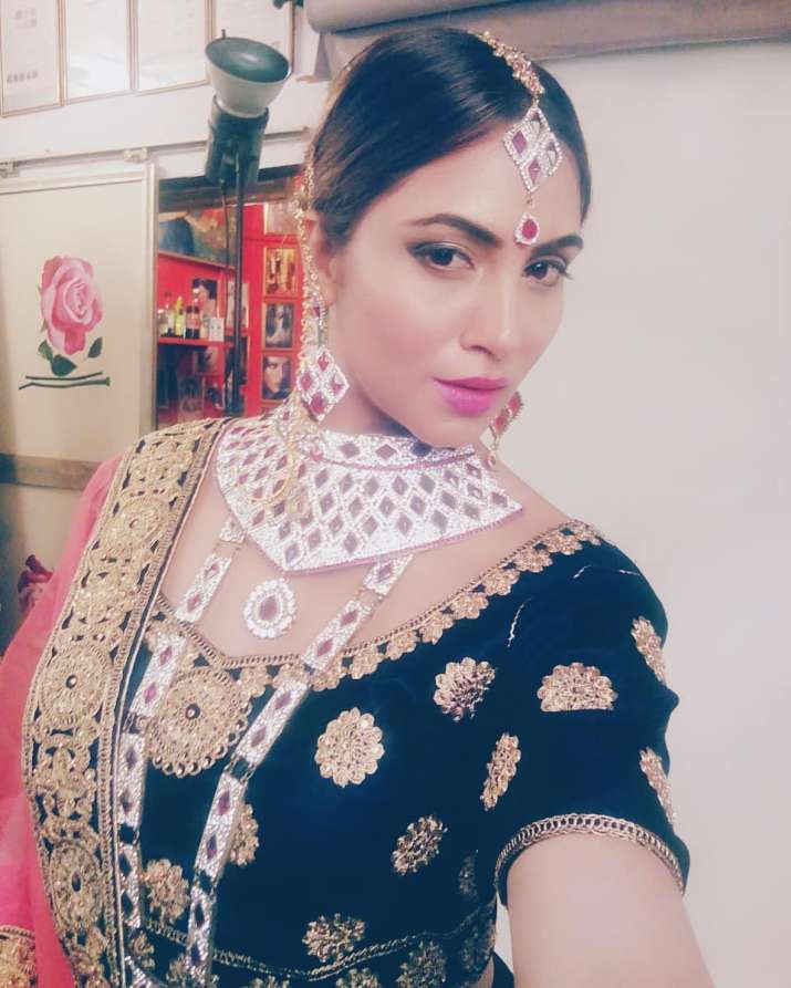 Bigg Boss 11s Arshi Khan Turns Bride For Magazine Photoshoot See