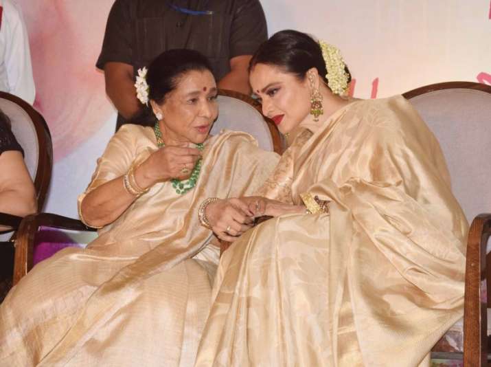 Rekha touches Asha Bhosle’s feet leaving her moist-eyed at Yash Chopra