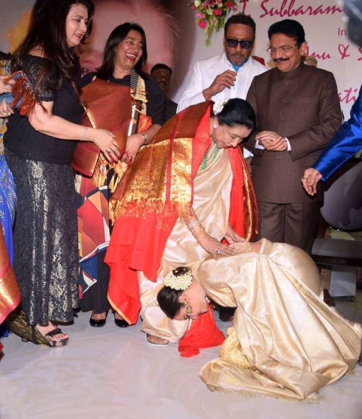 Rekha touches Asha Bhosle’s feet leaving her moist-eyed at Yash Chopra