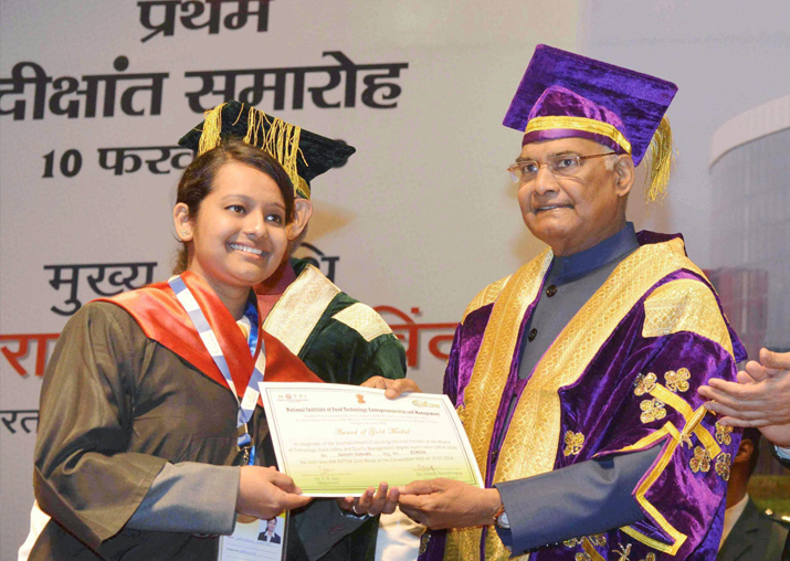 President Ram Nath Kovind presents a certificate to a