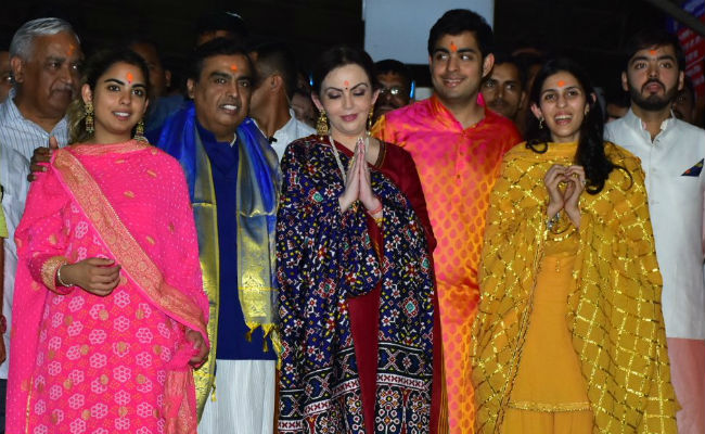 Mukesh Ambani throws party for his son Akash's engagement to ...