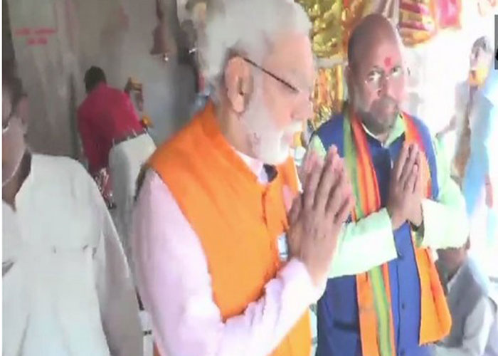 PM Modi, Amit Shah lookalikes hit streets to gather support