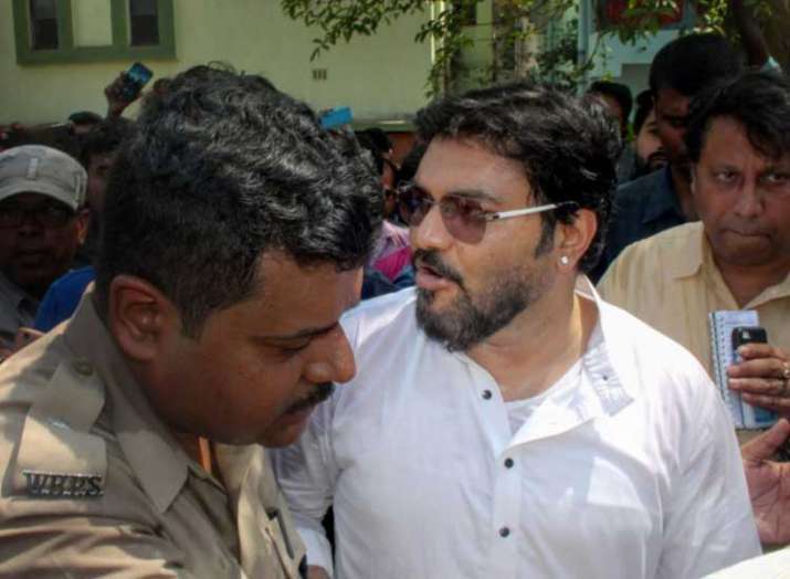 India Tv - Police stops Babul Supriyo from visiting a relief camp in Kalyanpuri
