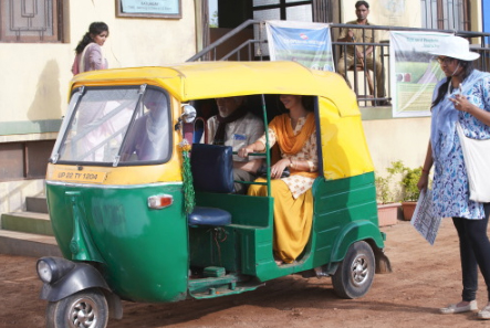 India Tv - Amitabh Bachchan and Shweta Bachchan Nanda taking auto-rickshaw ride